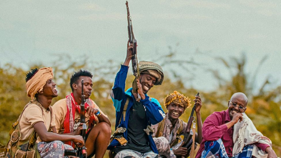 Porno yulduz Katerina Konec Oriq sargishning anusidagi qalin xoroz