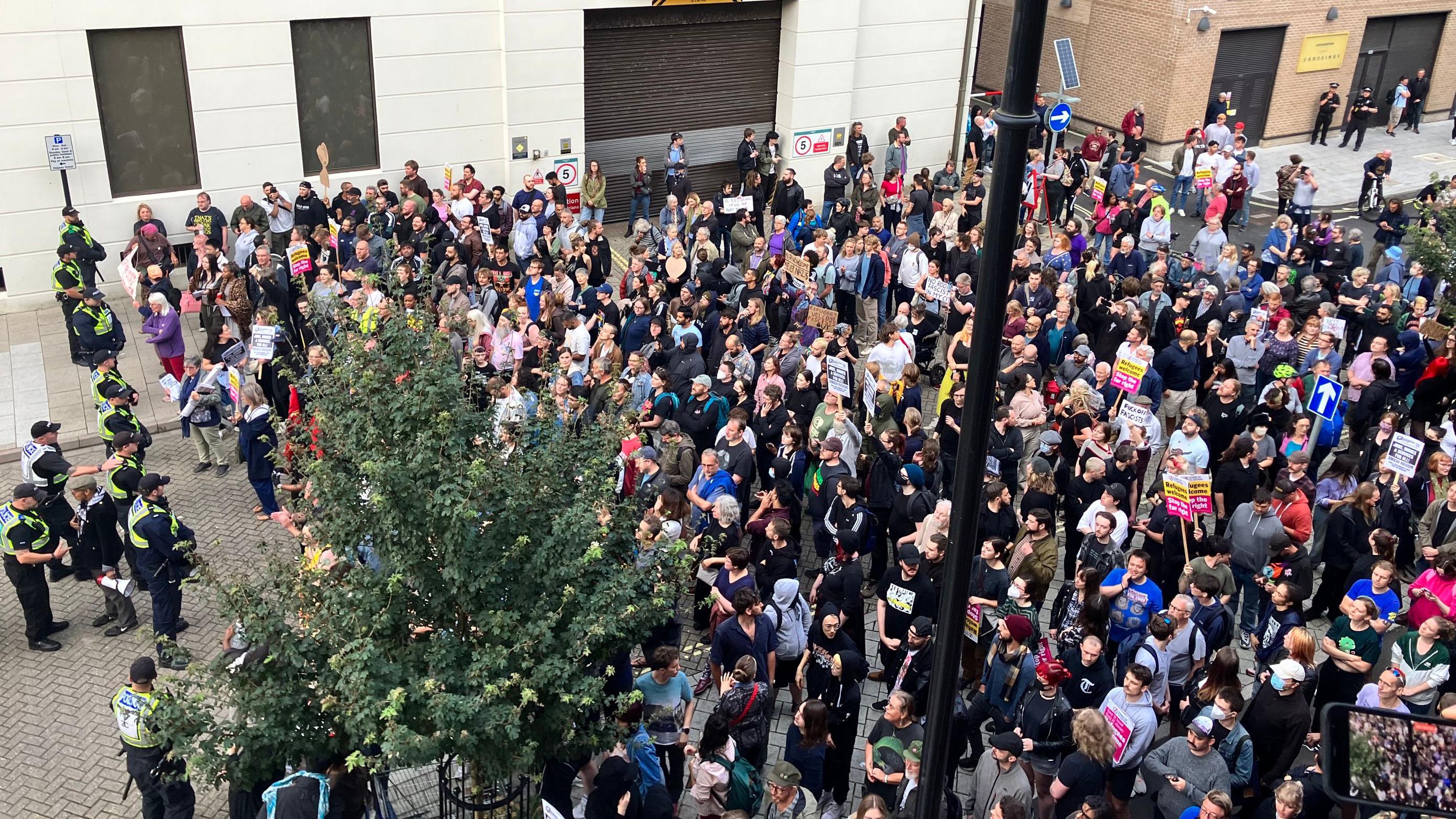 Southampton: Hundreds gather in city for counter-protests