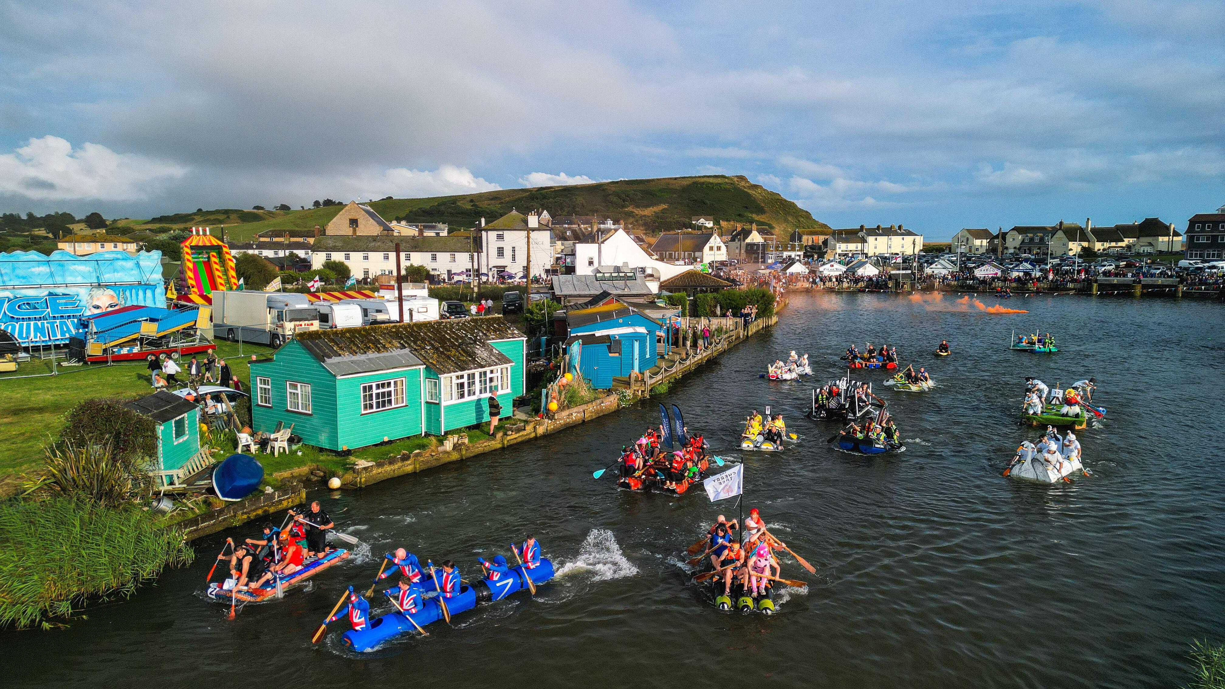 West Bay: Homemade rafts take to River Brit in RNLI race - BBC News