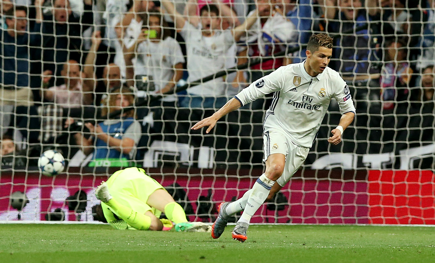 Cristiano Ronaldo Hatrick Goal - Real Madrid vs Atletico Madrid 3-0 UCL  02/05/2017 HD animated gif