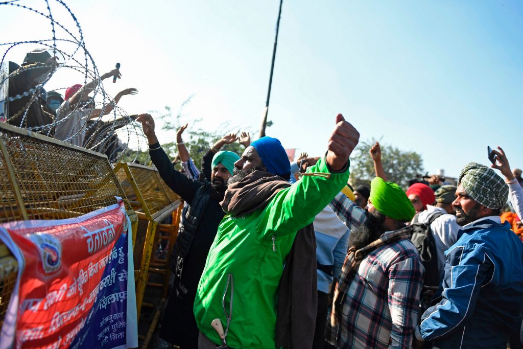 FarmersProtest: लाठी-पानी-आँसू गैस खाकर दिल्ली पहुँचे किसान, 'भ्रम' दूर  करने को तैयार सरकार - BBC Hindi