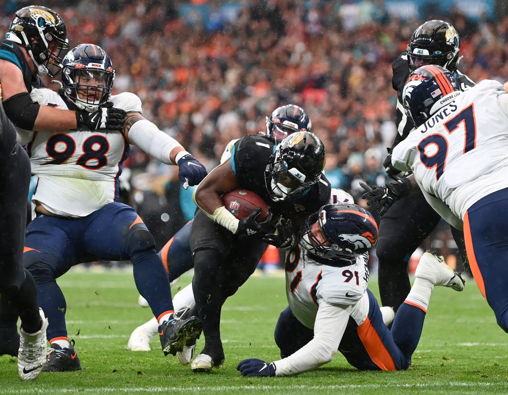 NFL: Denver Broncos twice come from behind to beat Jacksonville Jaguars  21-17 at Wembley - BBC Sport