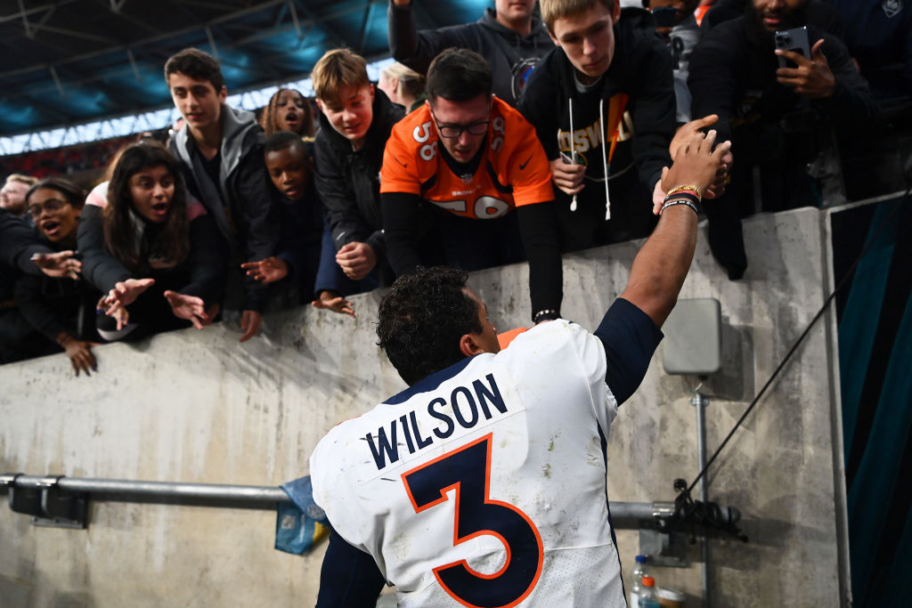 NFL: Denver Broncos twice come from behind to beat Jacksonville Jaguars  21-17 at Wembley - BBC Sport