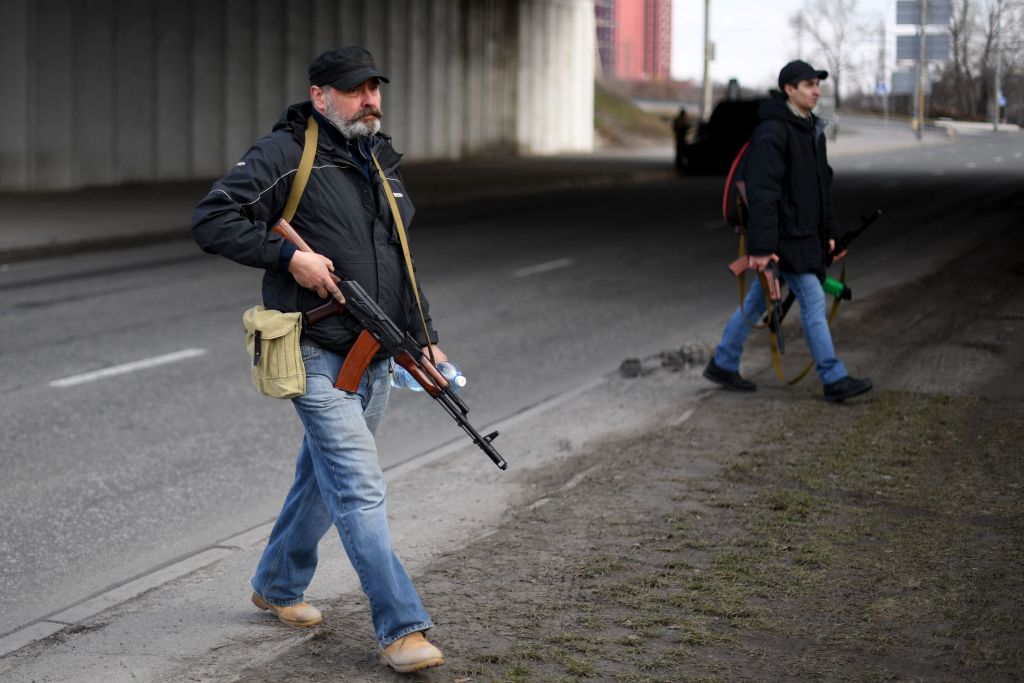 Ukraine live updates: Kyiv residents given guns as Russian forces approach - BBC News