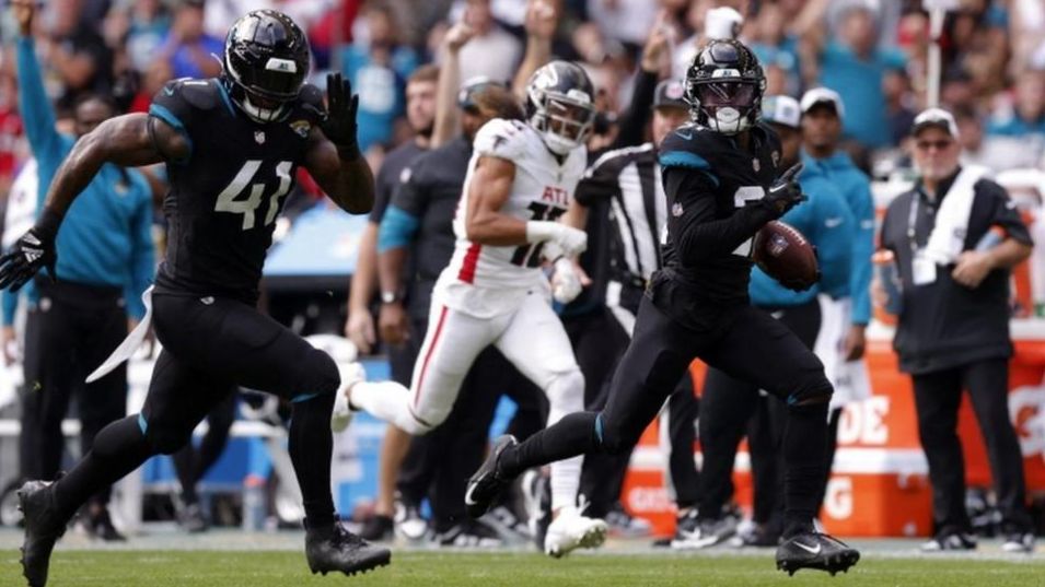 Jaguars' mascot drops into Wembley Stadium for NFL spectacular