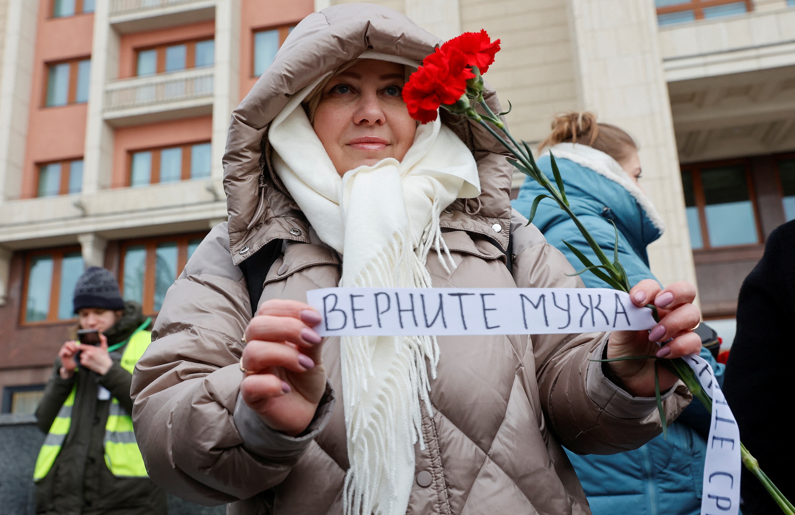 Война в Украине: количество жертв в Лисичанске, по данным ЛНР, достигло  восьми; у Кремля прошла акция родственников мобилизованных - Новости на  русском языке